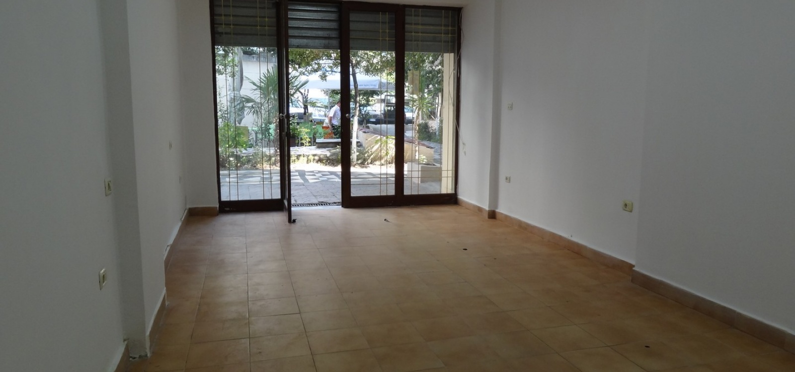 Komuna e Parisit,Tiranë,Albania,Store,Komuna e Parisit ,1131